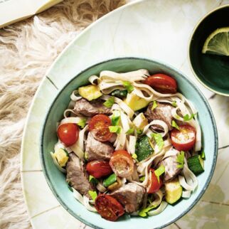 Thai-Reisnudelpfanne
mit Filetspitzen Thai-Reisnudelpfanne
mit Filetspitzen