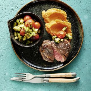 Rindersteak mit Süsskartoffelpüree und Grilltomaten-Avocado-Salsa Rindersteak mit Süsskartoffelpüree und Grilltomaten-Avocado-Salsa