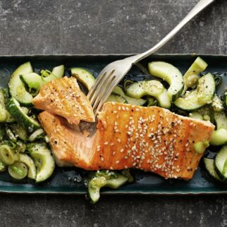 Teriyaki-Lachs mit Gurkensalat Teriyaki-Lachs mit Gurkensalat