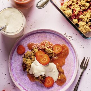 Erdbeer-Hafer-Crumble mit Vanille-Cashewcreme und Rhabarberkompott Erdbeer-Hafer-Crumble mit Vanille-Cashewcreme und Rhabarberkompott