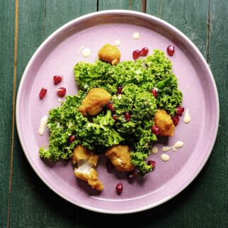Grünkohlsalat mit frittiertem Cashew-Mozzarella, Granatapfelkernen und Tahin-Dressing Grünkohlsalat mit frittiertem Cashew-Mozzarella, Granatapfelkernen und Tahin-Dressing