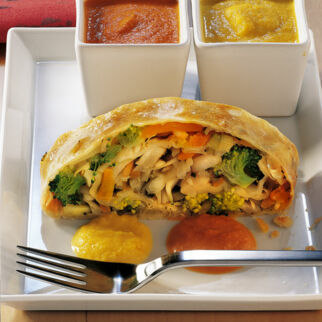 Gemüsestrudel mit Paprikasauce Gemüsestrudel mit Paprikasauce