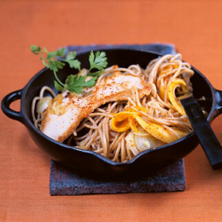 Putenschnitzel mit gebratenen Mango-Nudeln Putenschnitzel mit gebratenen Mango-Nudeln