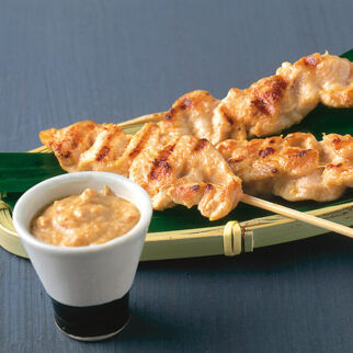 Hähnchen-Saté mit Erdnuss-Dip Hähnchen-Saté mit Erdnuss-Dip