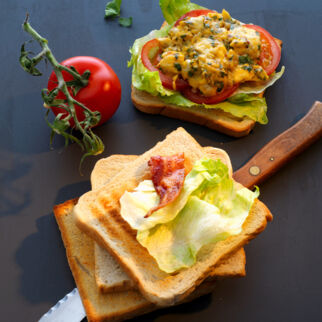 Indian-Club-Sandwich mit Ei und Bacon Indian-Club-Sandwich mit Ei und Bacon