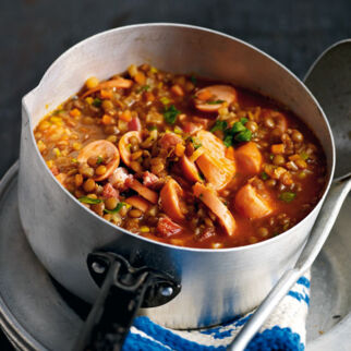 Feiner Berglinseneintopf mit Gemüse und Würstel Feiner Berglinseneintopf mit Gemüse und Würstel