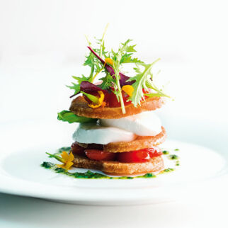 Caprese-Türmchen mit Crostini-Chips Caprese-Türmchen mit Crostini-Chips