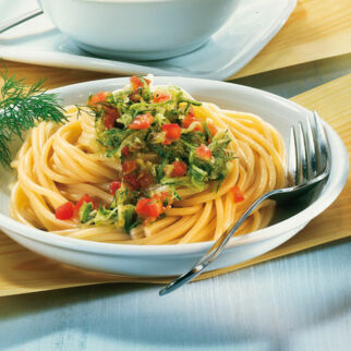 Spaghetti mit roher Tomaten-Zucchini-Sauce