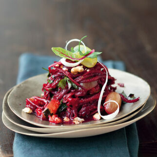 Rote-Bete-Salat mit Cassis-Vinaigrette und grünen Trauben Rote-Bete-Salat mit Cassis-Vinaigrette und grünen Trauben