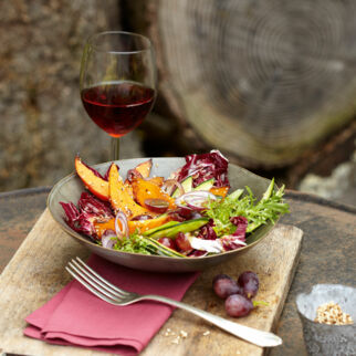 Herbstsalat mit Sesamkürbis Herbstsalat mit Sesamkürbis