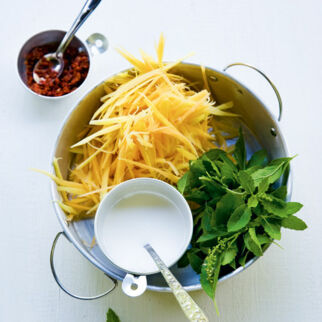 Rotes Curry mit Papaya und Huhn (Gäng Malago Ohn Sai Gai) Rotes Curry mit Papaya und Huhn (Gäng Malago Ohn Sai Gai)