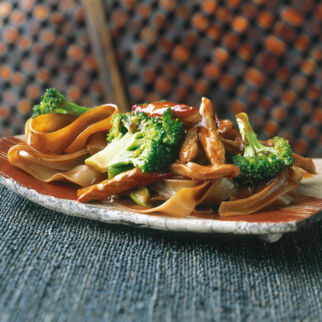 Gebratene Nudeln mit Schweinefilet und Brokkoli Gebratene Nudeln mit Schweinefilet und Brokkoli