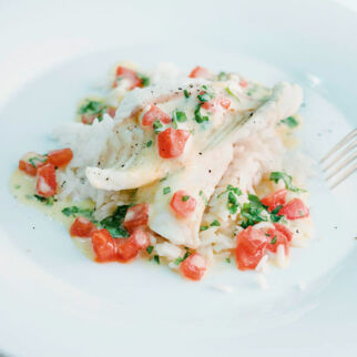 Pochierter Kabeljau mit Tomaten-Basilikum-Sauce Pochierter Kabeljau mit Tomaten-Basilikum-Sauce