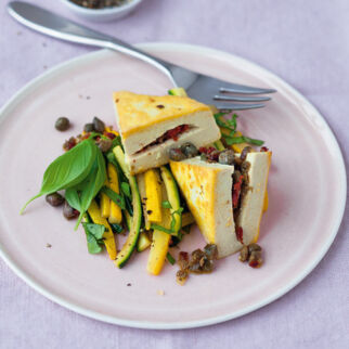 Gefüllter Tofu mit Zucchinistreifen Gefüllter Tofu mit Zucchinistreifen