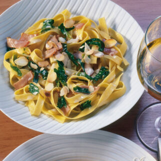 Tagliatelle mit Schinken-Spinat-Sauce Tagliatelle mit Schinken-Spinat-Sauce