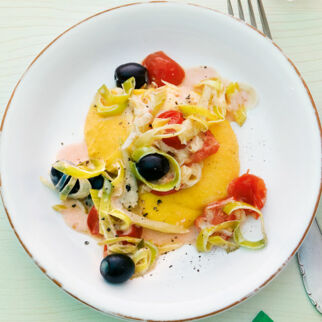 Safran-Polenta mit Tomaten-Lauch-Gemüse Safran-Polenta mit Tomaten-Lauch-Gemüse