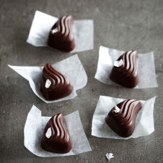 Nugattropfen mit Sesam Nugattropfen mit Sesam