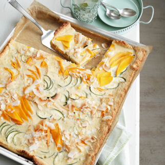 Mango-Zucchini-Kuchen mit Kokosguss Mango-Zucchini-Kuchen mit Kokosguss