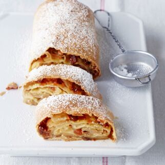 Apfelstrudel mit Pinienkernen und Rosinen Apfelstrudel mit Pinienkernen und Rosinen