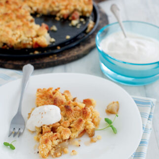 Quitten-Birnen-Crumble mit Sahne Quitten-Birnen-Crumble mit Sahne
