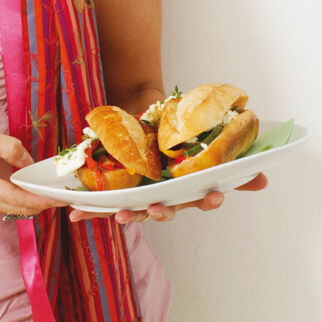 Peperonata-Brötchen mit Grillkäse Peperonata-Brötchen mit Grillkäse
