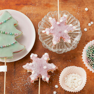 SCHNEEFLOCKEN UND TANNENBÄUME SCHNEEFLOCKEN UND TANNENBÄUME