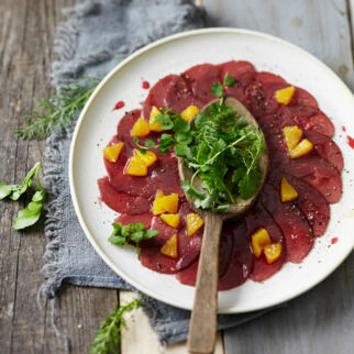 Wildcarpaccio mit Beeren-Orangen-Salsa Wildcarpaccio mit Beeren-Orangen-Salsa