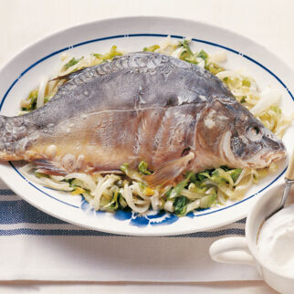 Karpfen blau auf Endivie Karpfen blau auf Endivie