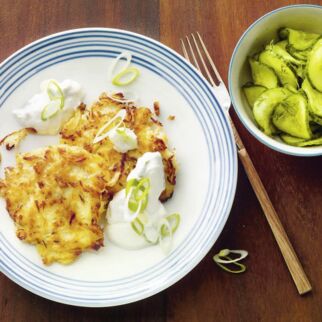 Kraut-Kartoffel-Rösti mit Gurkensalat Kraut-Kartoffel-Rösti mit Gurkensalat