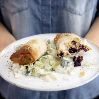 Rotkohl-Strudeltaschen mit sahnigem Lauch Rotkohl-Strudeltaschen mit sahnigem Lauch