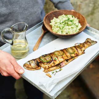 Grillforelle mit Gurkentatar Grillforelle mit Gurkentatar