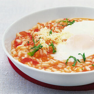 Pochierte Eier auf Tomaten-Risotto