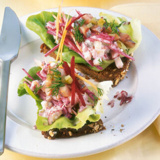 Matjes-Tatar auf Vollkornbrot Matjes-Tatar auf Vollkornbrot