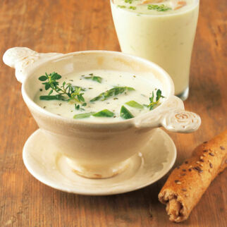 Parmesansuppe mit grünem Spargel Parmesansuppe mit grünem Spargel