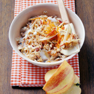 Bircher Apfelmüsli mit Möhren und Rosinen