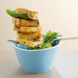 Polentaschnitten mit Tomaten und Kräutern Polentaschnitten mit Tomaten und Kräutern