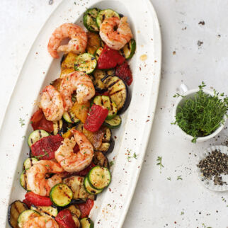 Antipasti-Salat mit gebratenen Garnelen