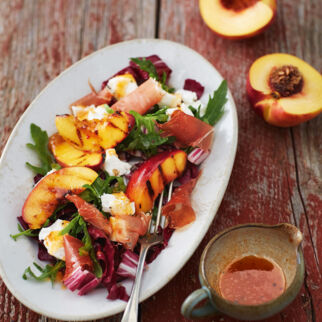 Radicchio mit Schinken, Nektarine und Aprikosen-Chili-Dressing Radicchio mit Schinken, Nektarine und Aprikosen-Chili-Dressing