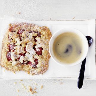 Himbeer-Crumble-Schnitten mit Nüssen Himbeer-Crumble-Schnitten mit Nüssen