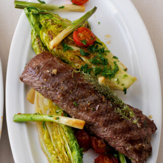 Lammrücken auf gedünsteten Salatherzen Lammrücken auf gedünsteten Salatherzen