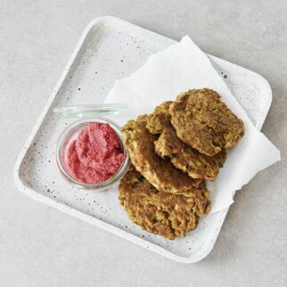 Kohl-Pattys mit Rote-Bete-Hummus Kohl-Pattys mit Rote-Bete-Hummus