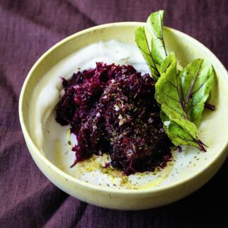 Rohe Rote Bete mit Kreuzkümmel und griechischem Joghurt Rohe Rote Bete mit Kreuzkümmel und griechischem Joghurt