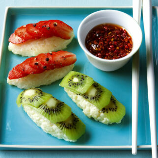 Süße Sushi mit Erdbeeren und scharfer Sauce