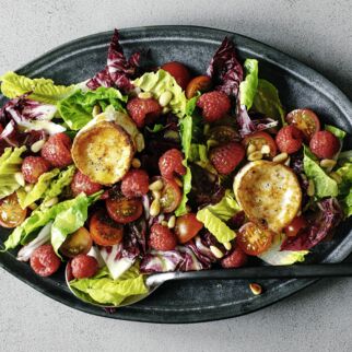 Salat mit Beeren und Ziegenkäse Salat mit Beeren und Ziegenkäse
