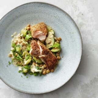 Sesamlachs auf Gurkengemüse Sesamlachs auf Gurkengemüse