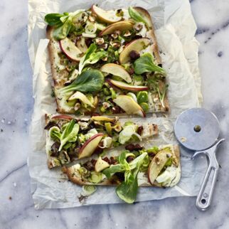 Flammkuchen mit Apfel, Lauch und Haselnüssen Flammkuchen mit Apfel, Lauch und Haselnüssen