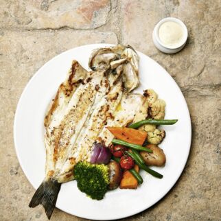 Ganzer gebratener Fisch mit Koriandermayonnaise Ganzer gebratener Fisch mit Koriandermayonnaise