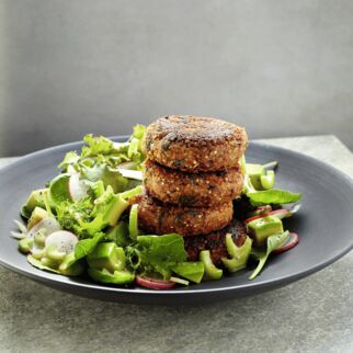 Bohnen-Quinoa-Bratlinge mit Salat und Grapefruitdressing Bohnen-Quinoa-Bratlinge mit Salat und Grapefruitdressing