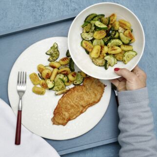 Blitzschnitzel mit Gnocchisalat Blitzschnitzel mit Gnocchisalat