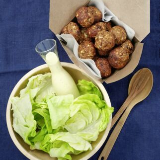 Hackbällchen vom Blech mit Blitzsalat Hackbällchen vom Blech mit Blitzsalat